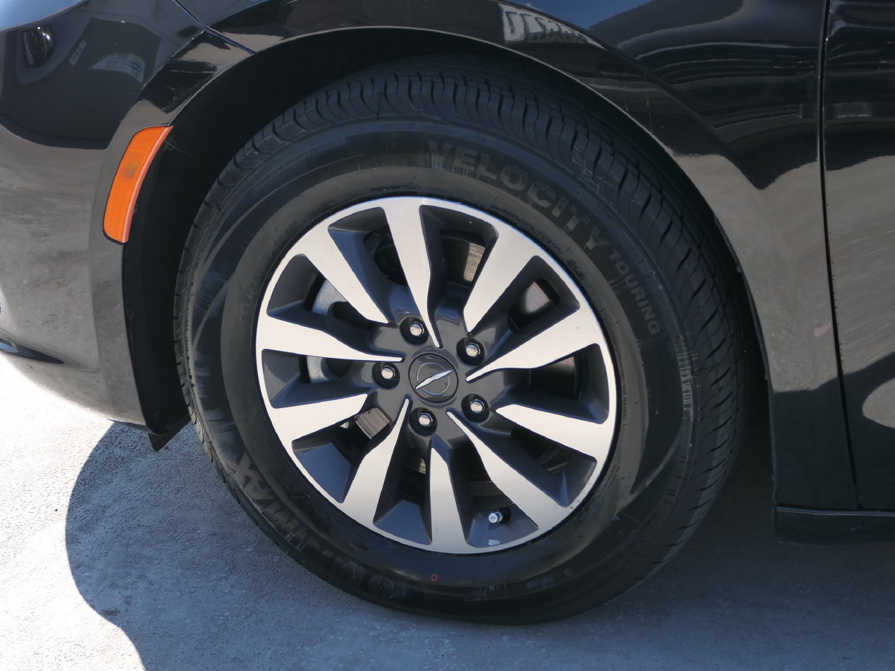 Used 2024 Chrysler Pacifica Limited FWD image 10