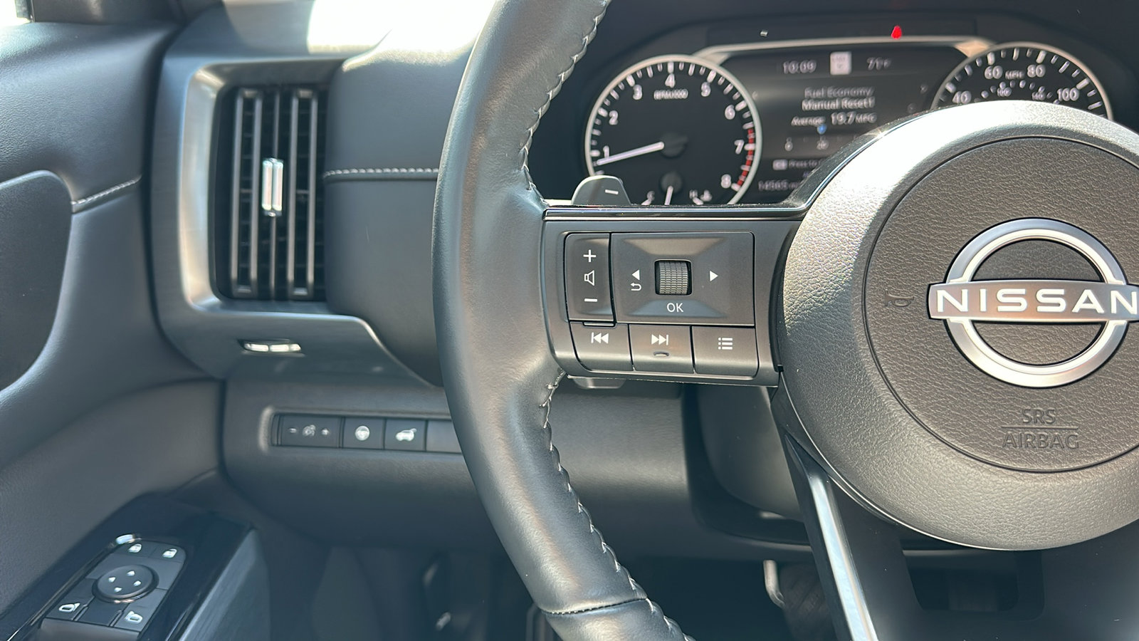 Certified 2024 Nissan Pathfinder SL w/ Black Appearance Package image 13