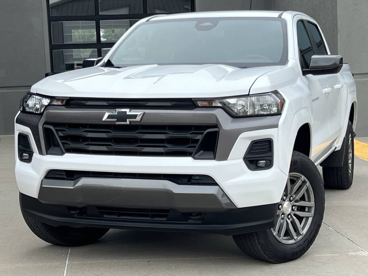 Used 2023 Chevrolet Colorado LT w/ LT Convenience Package AWD/4WD image 3