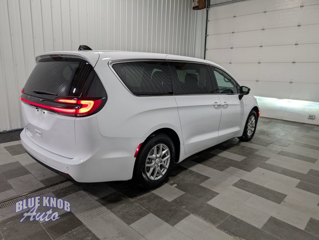 Used 2027 Chrysler Pacifica Select FWD image 4