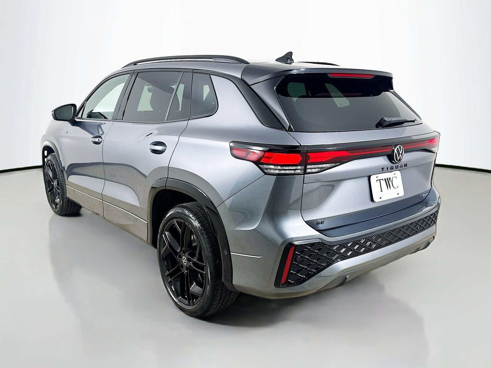 Certified 2025 Volkswagen Tiguan SE R-Line AWD/4WD image 7