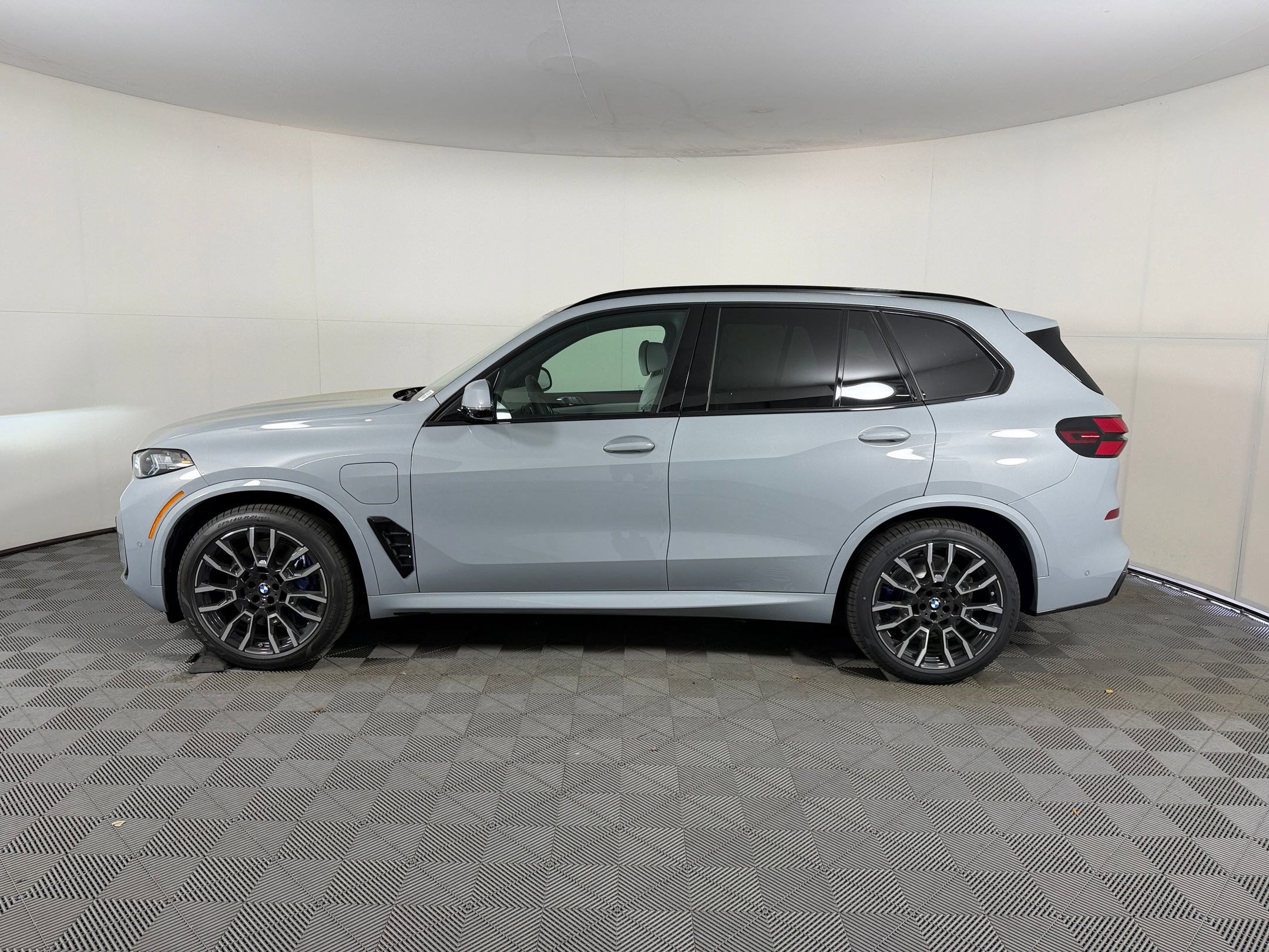 New 2026 BMW X5 xDrive50e w/ Executive Package image 2