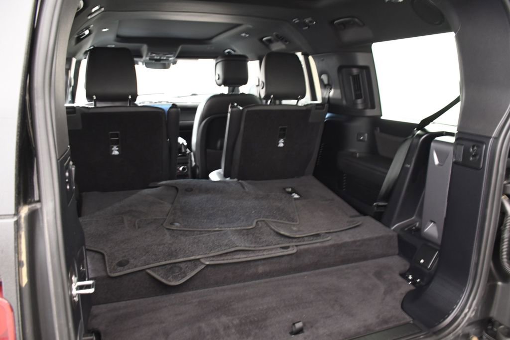 Used 2025 Land Rover Defender 130 X-Dynamic SE image 24