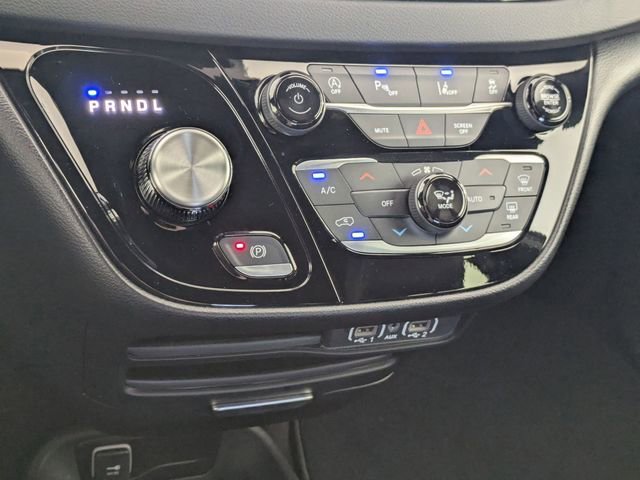 Used 2025 Chrysler Pacifica Select image 19