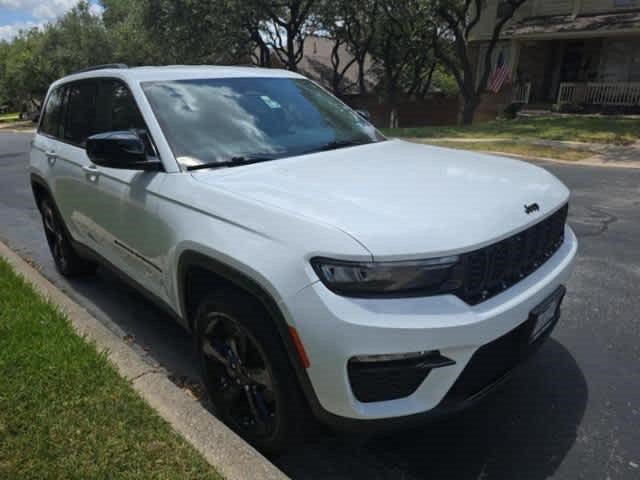 Used 2023 Jeep Grand Cherokee Limited w/ Black Appearance Package AWD/4WD image 2