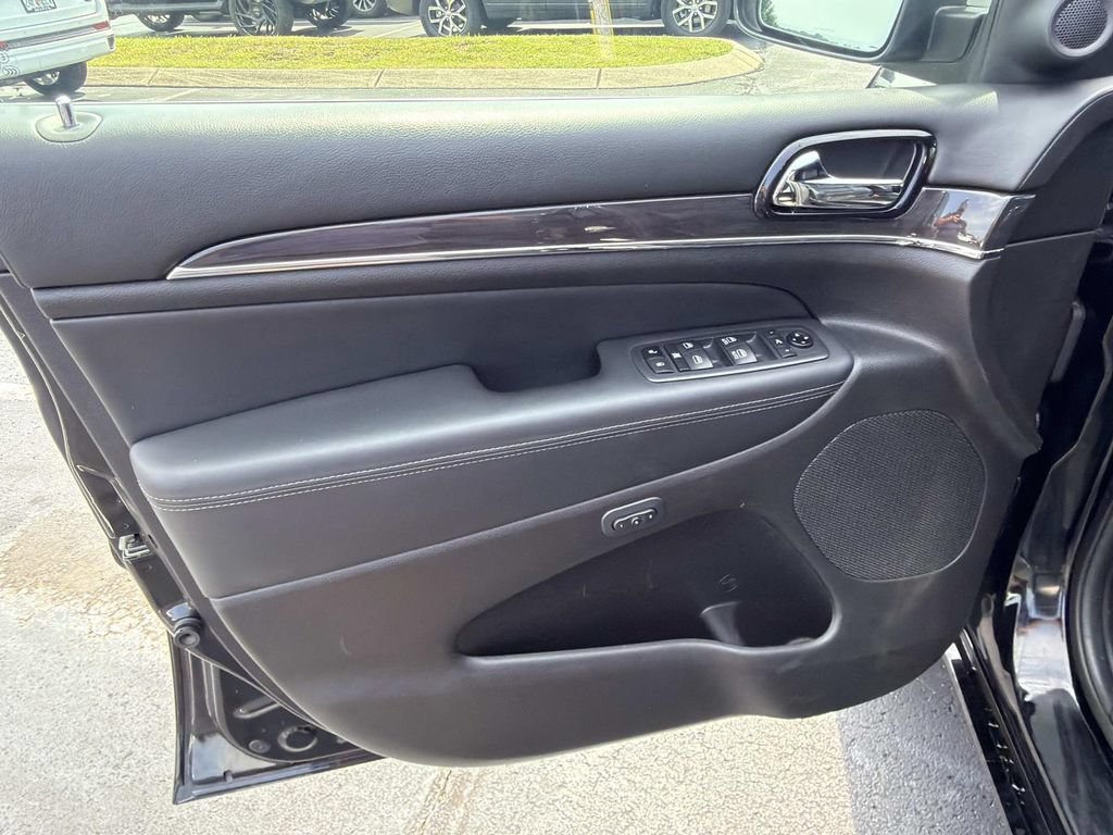 Used 2020 Jeep Grand Cherokee Overland AWD/4WD image 18
