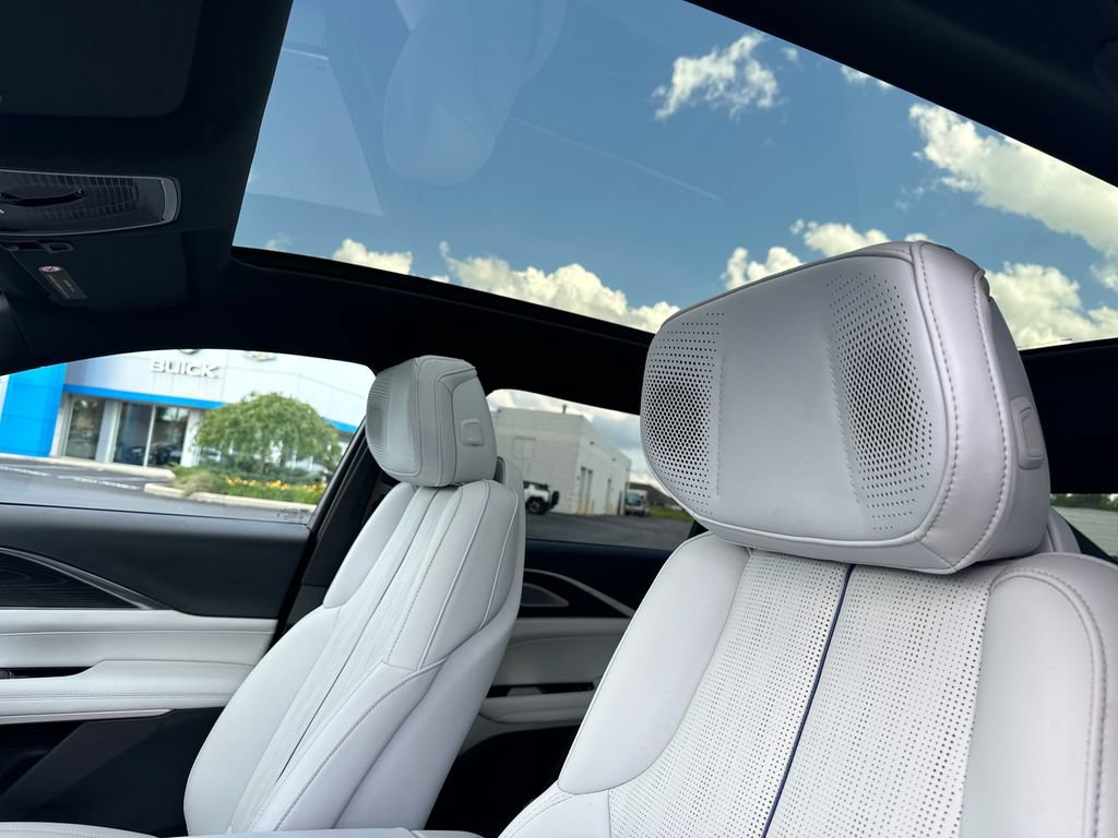 Used 2024 Cadillac Lyriq Luxury RWD image 7