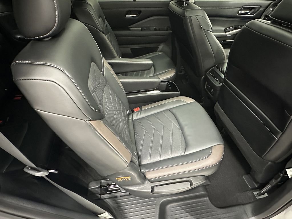 Used 2023 Nissan Pathfinder Platinum image 17