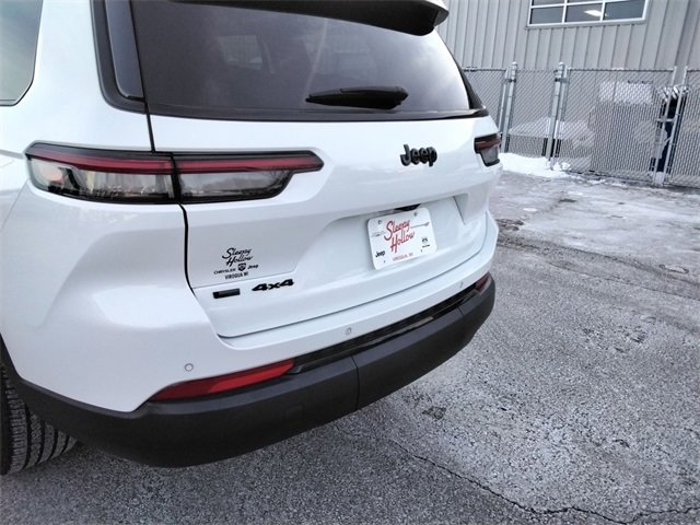 Used 2023 Jeep Grand Cherokee L Laredo image 16