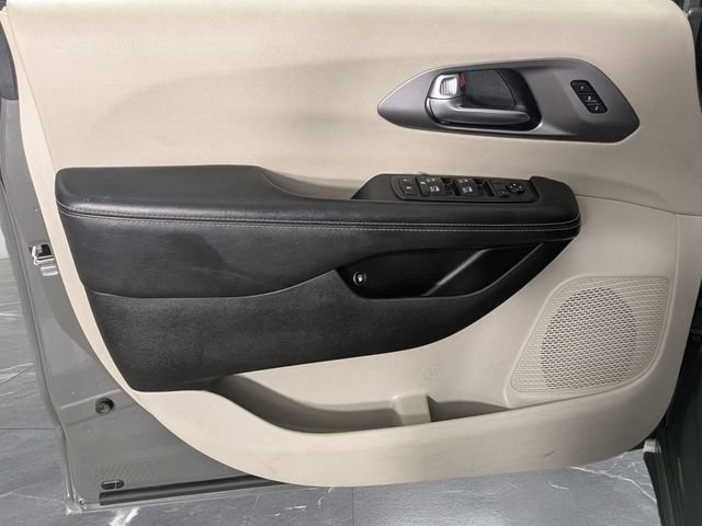 Used 2022 Chrysler Pacifica Touring-L w/ Uconnect Theater Family Group FWD image 14