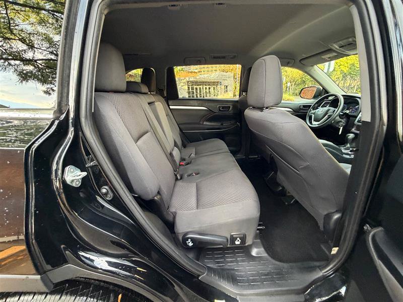 Used 2019 Toyota Highlander LE AWD/4WD image 21