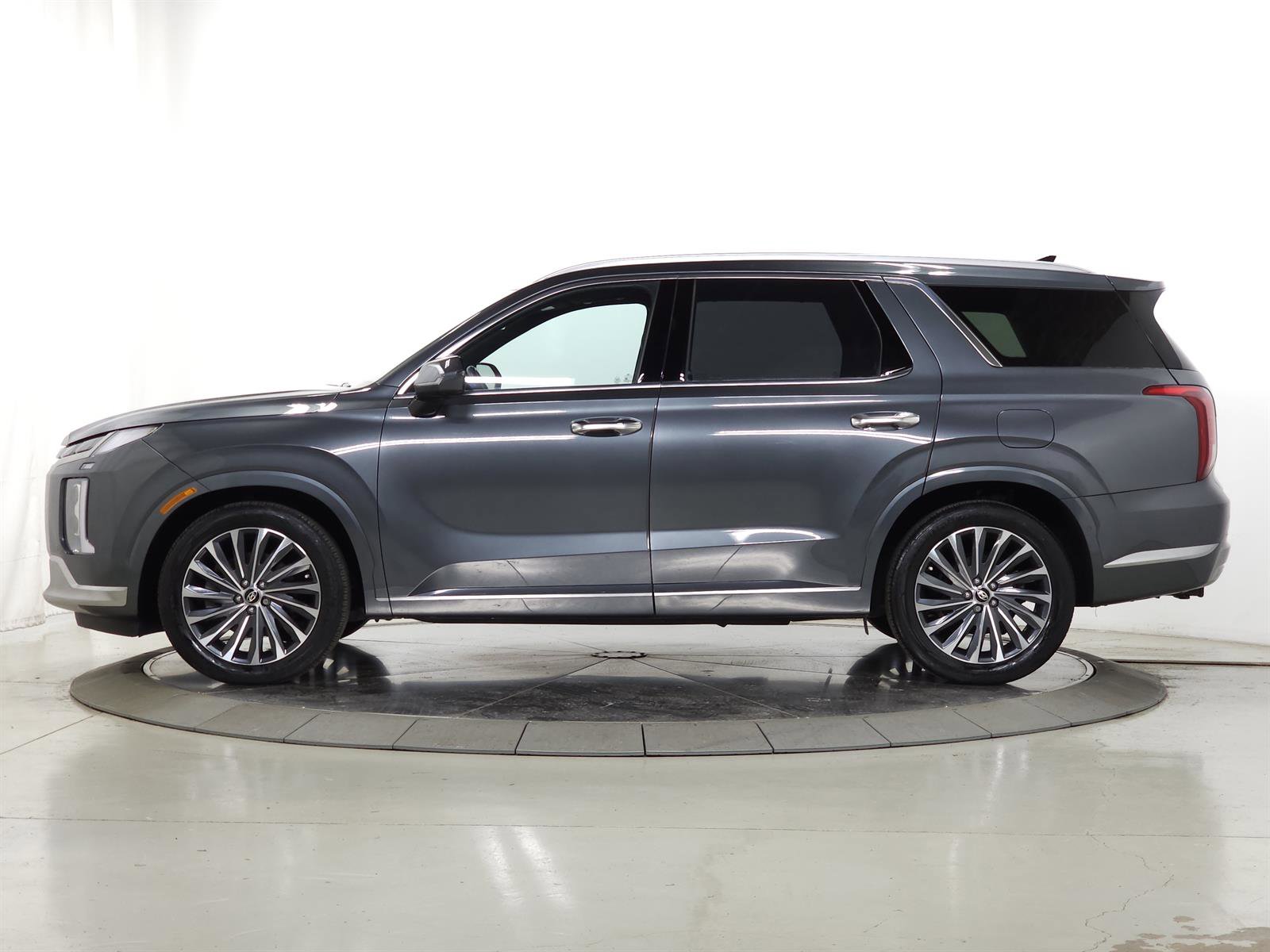 Used 2023 Hyundai Palisade Calligraphy image 5