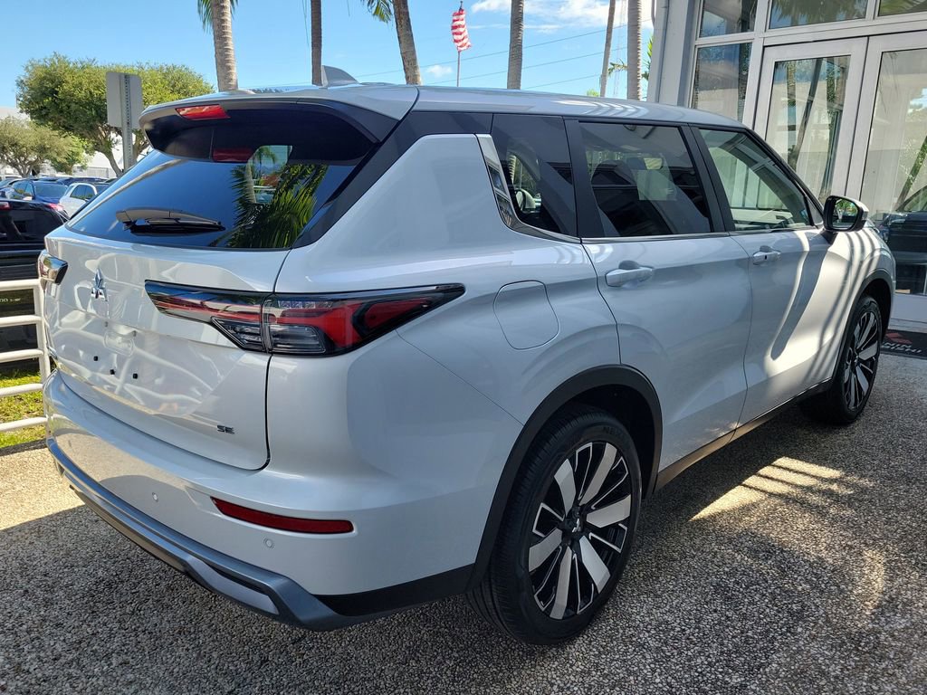 New 2025 Mitsubishi Outlander SE image 4