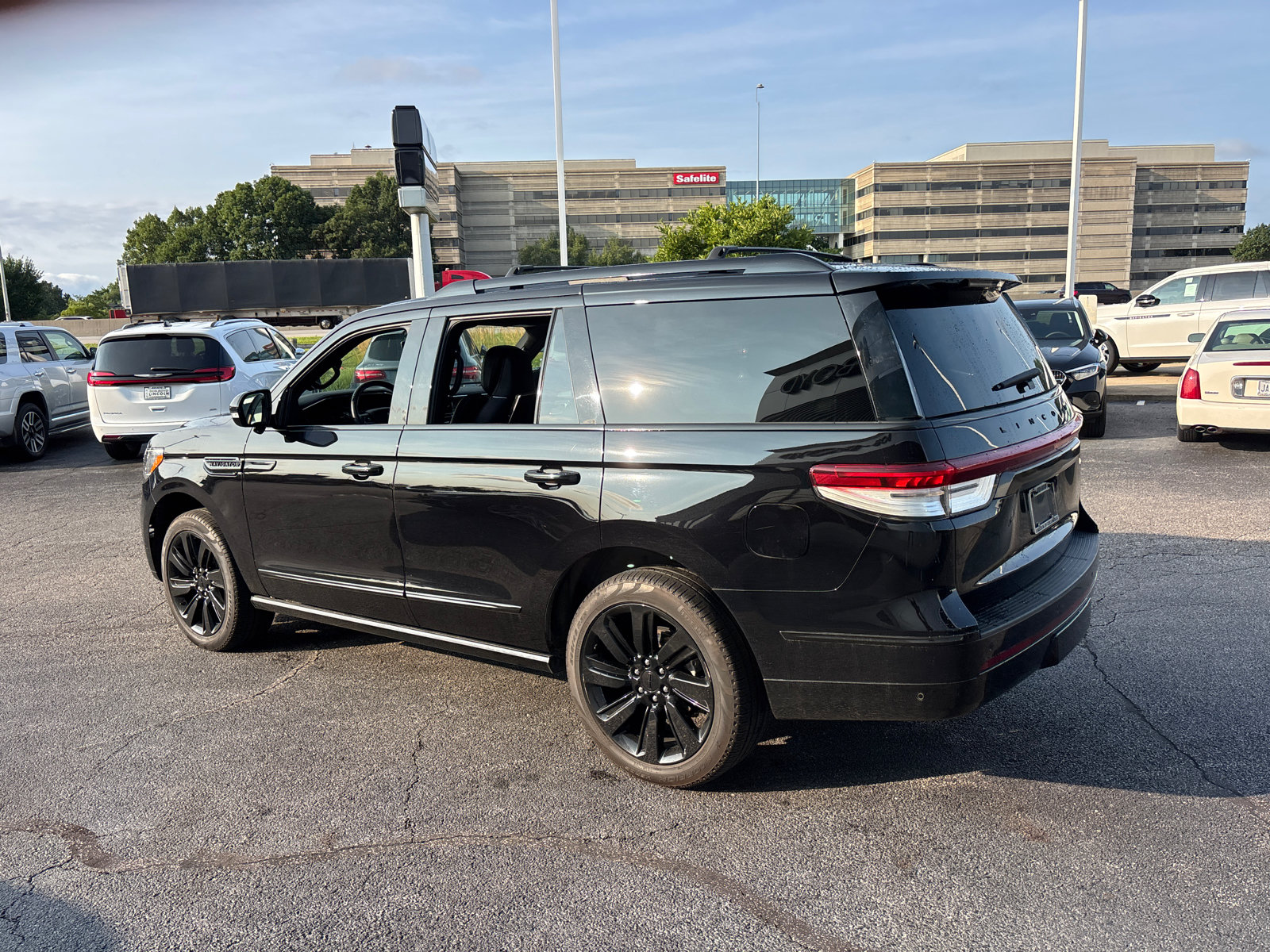 Certified 2023 Lincoln Navigator Reserve AWD/4WD image 5