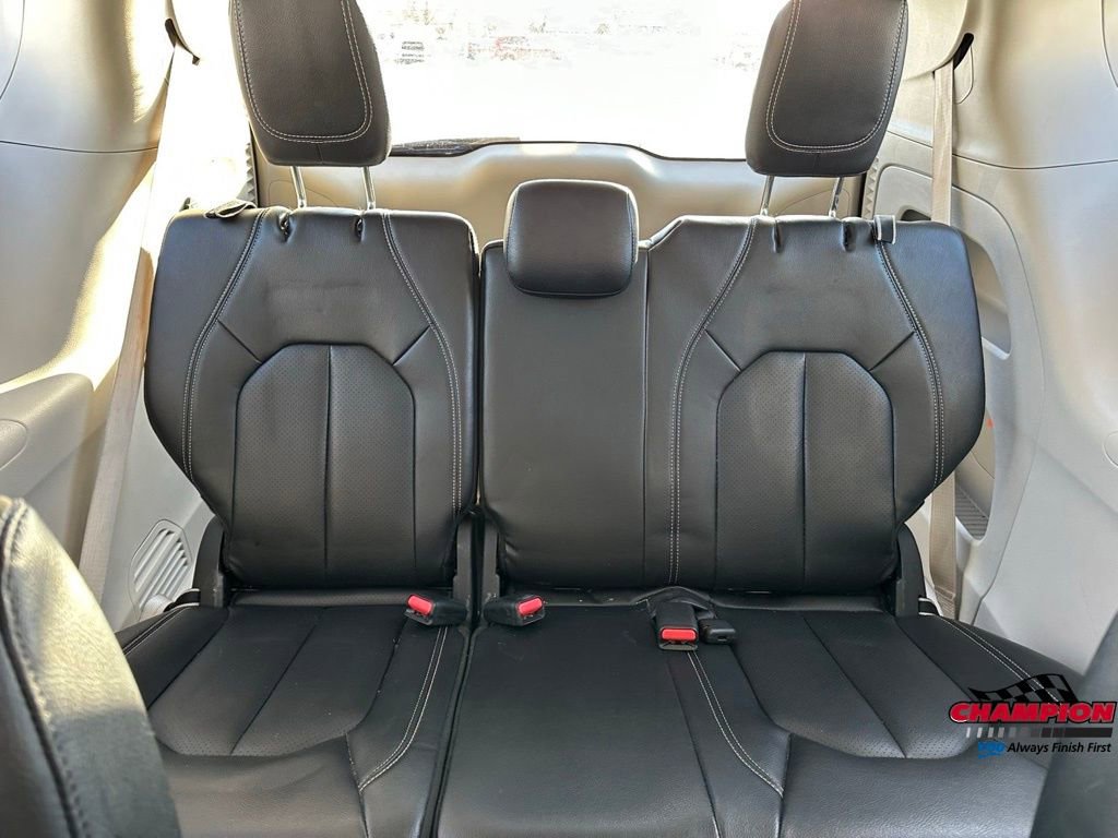 Used 2022 Chrysler Pacifica Touring-L image 22
