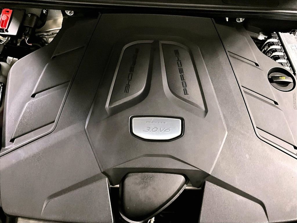 Certified 2023 Porsche Cayenne Platinum Edition image 34