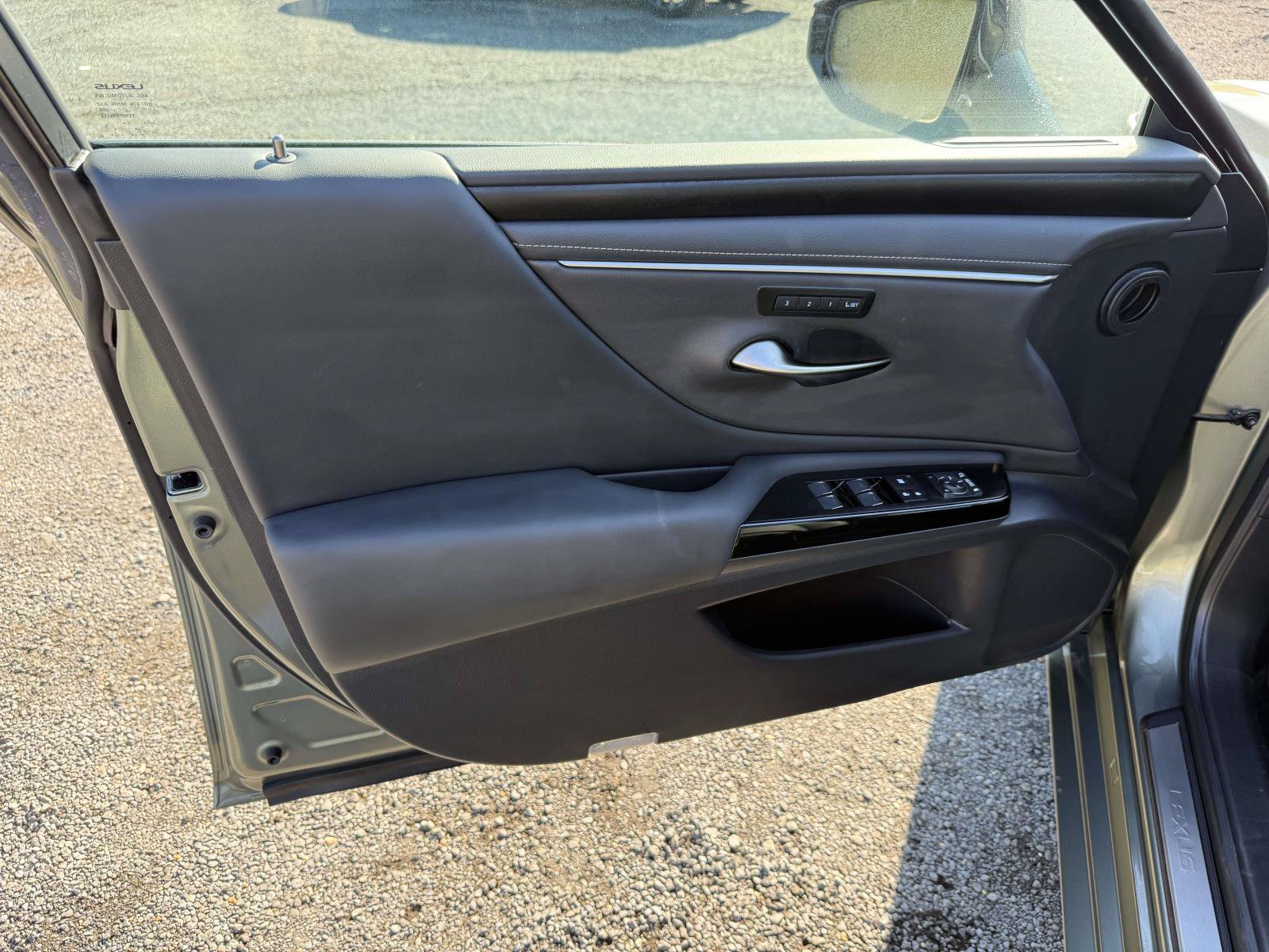 Used 2025 Lexus ES 350 w/ Premium Package FWD image 12