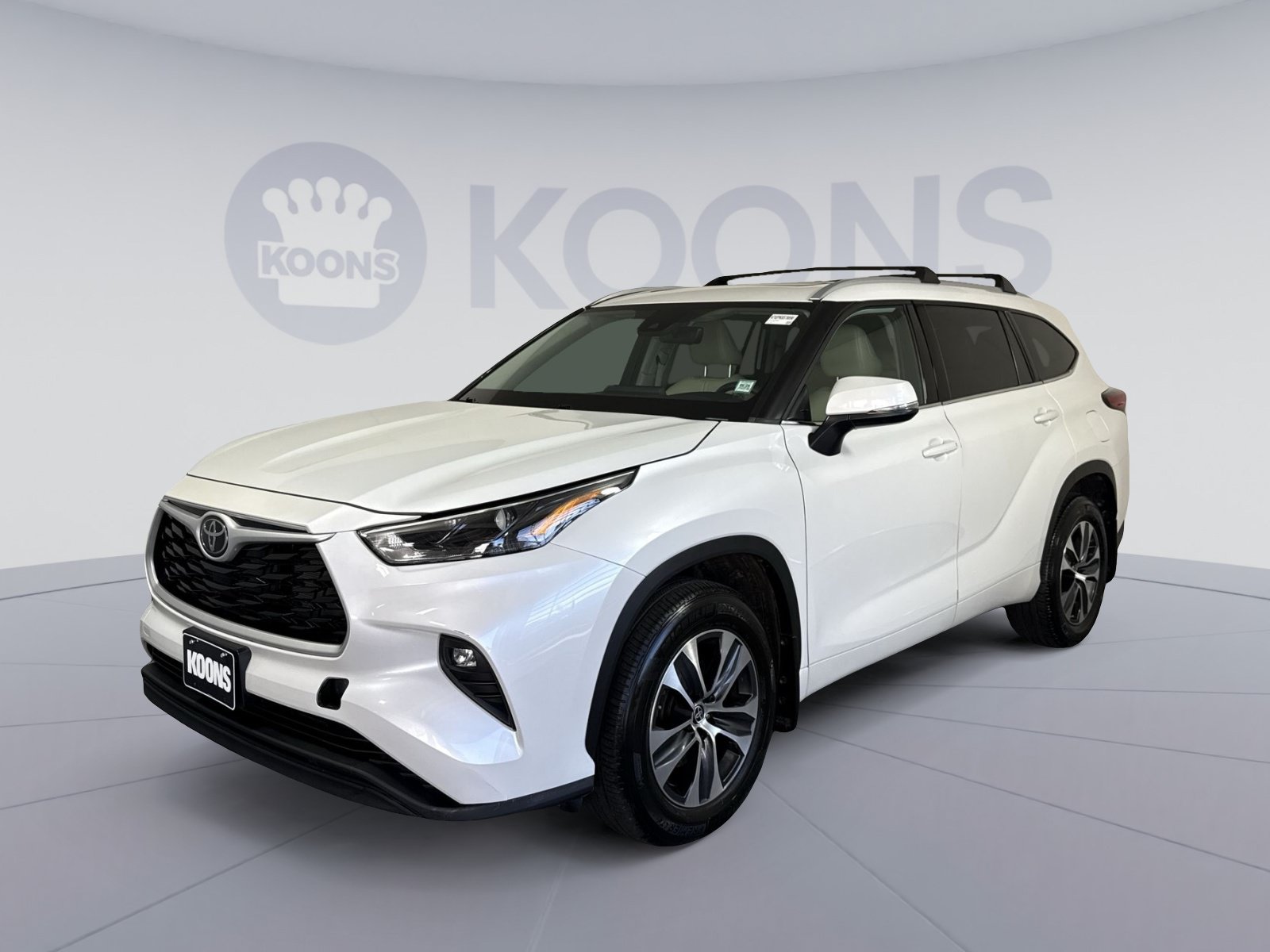 Used 2022 Toyota Highlander XLE AWD/4WD image 1