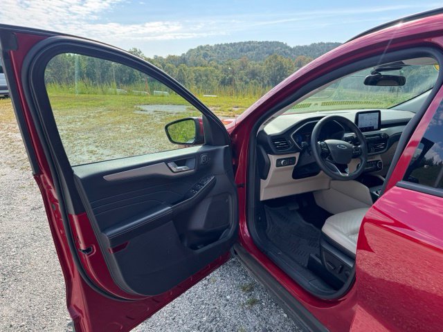Used 2021 Ford Escape SEL w/ Technology Package FWD image 17