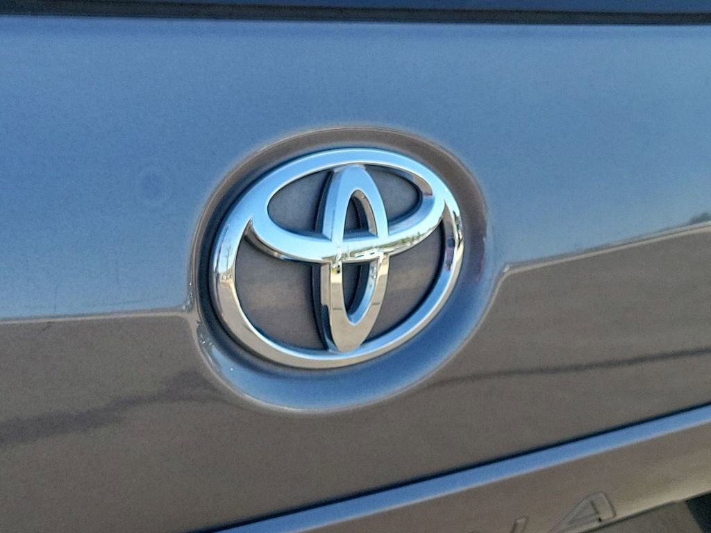 Used 2018 Toyota Sienna LE w/ Carpet Mat Package image 28