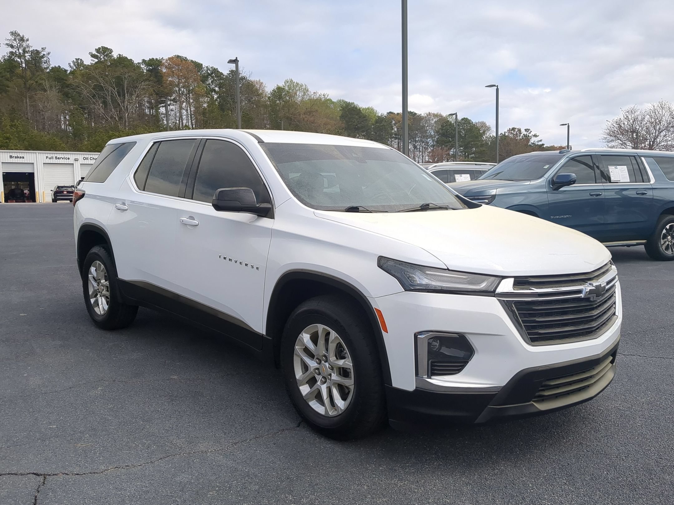 Used 2023 Chevrolet Traverse LS FWD image 3