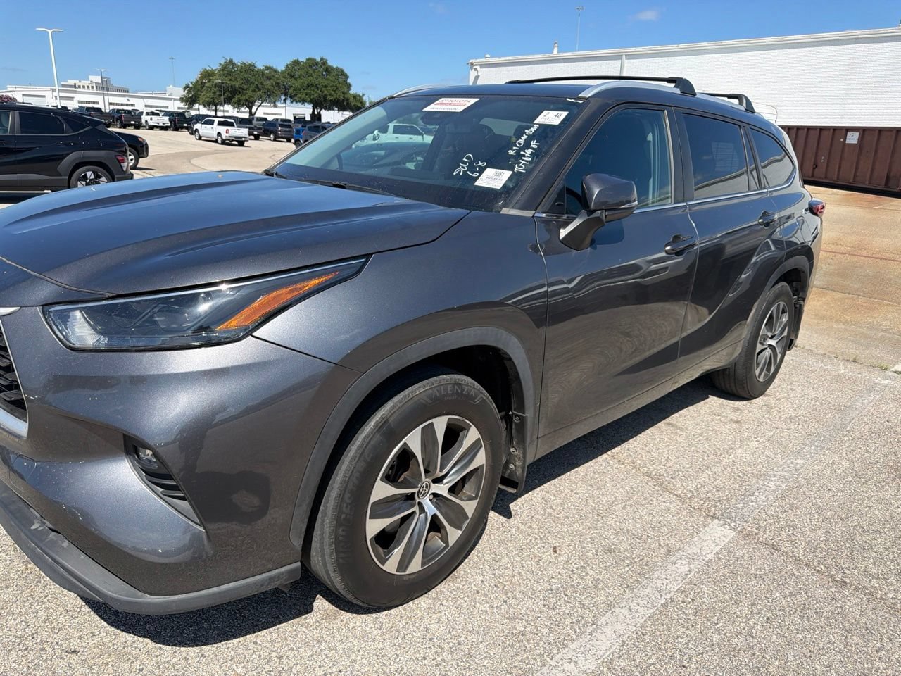 Used 2023 Toyota Highlander XLE FWD image 1