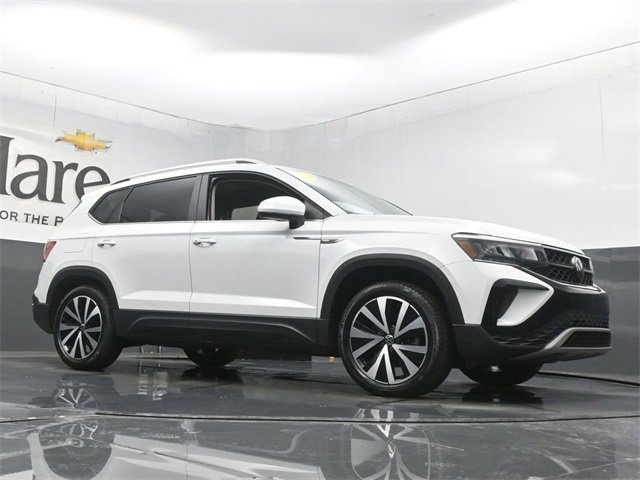 Used 2023 Volkswagen Taos SE w/ Panoramic Sunroof Package image 2