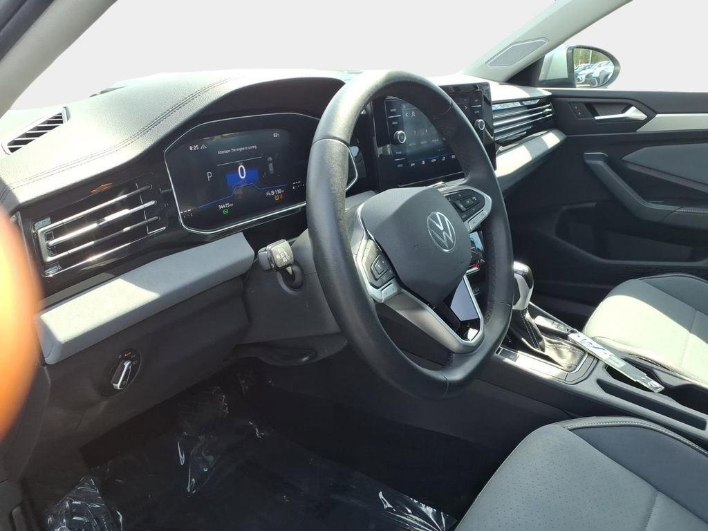 Used 2025 Volkswagen Jetta SE image 27
