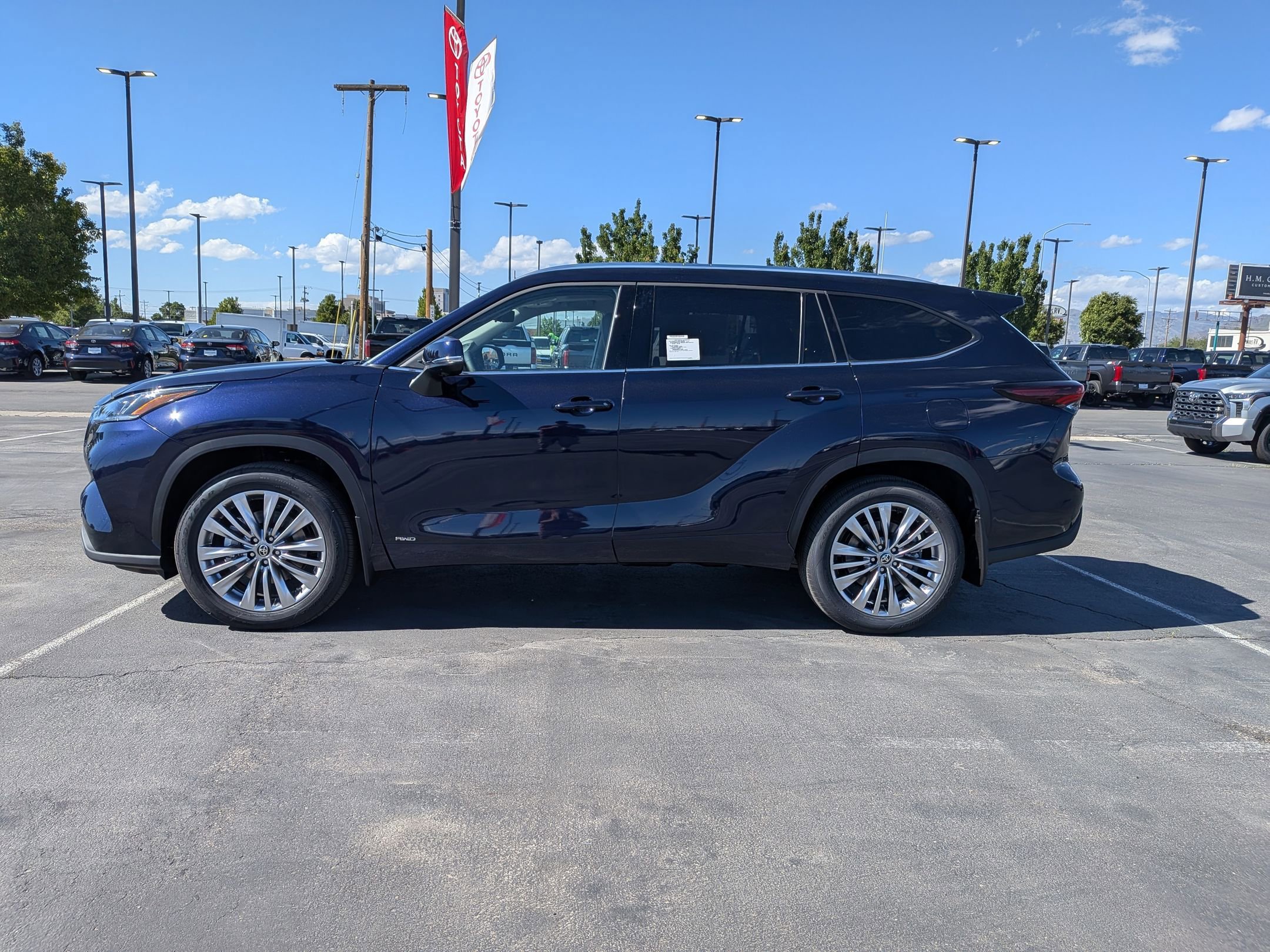New 2026 Toyota Highlander Platinum AWD/4WD image 2