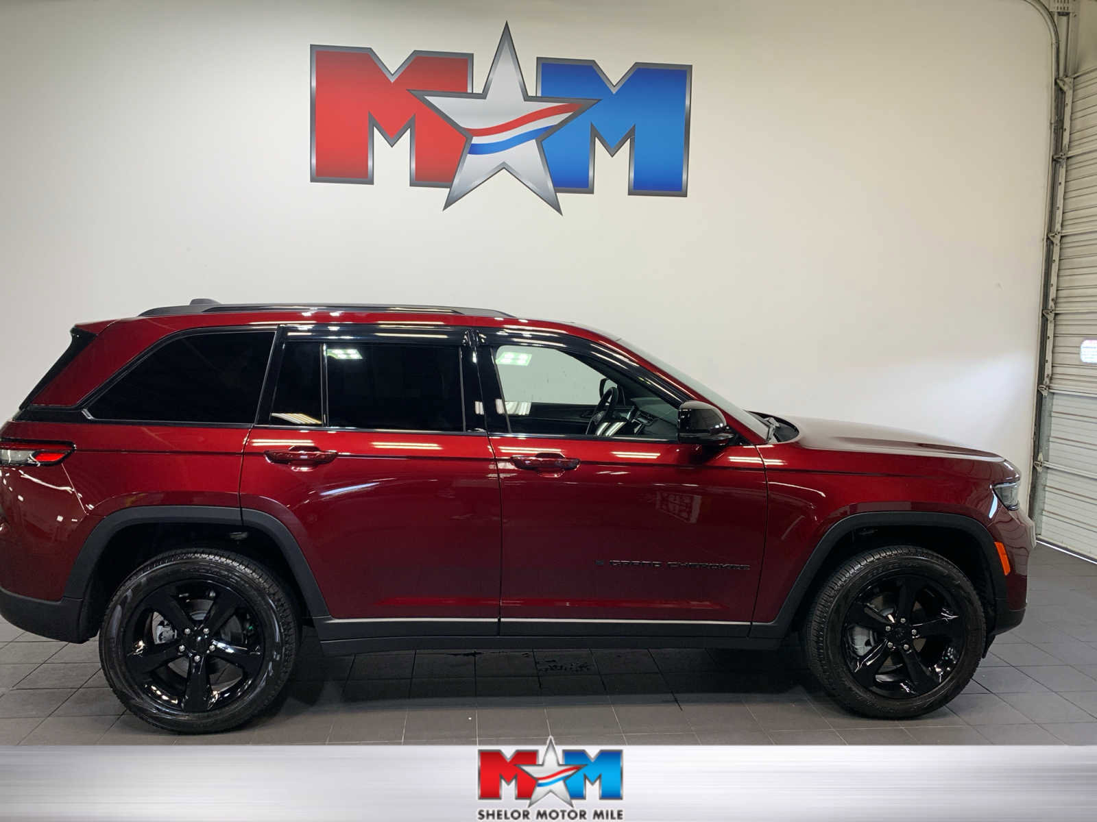 Used 2025 Jeep Grand Cherokee Limited w/ Black Appearance Package
