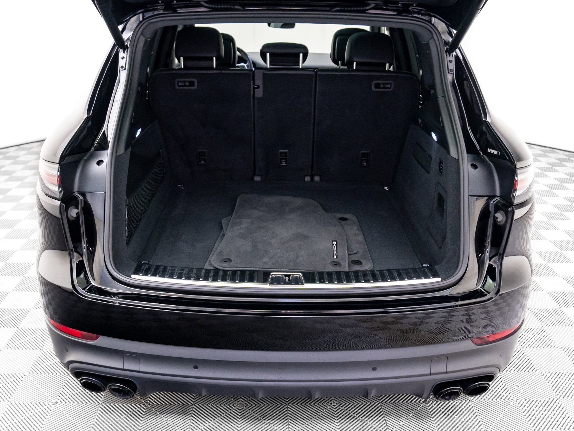 Certified 2023 Porsche Cayenne Platinum Edition image 31