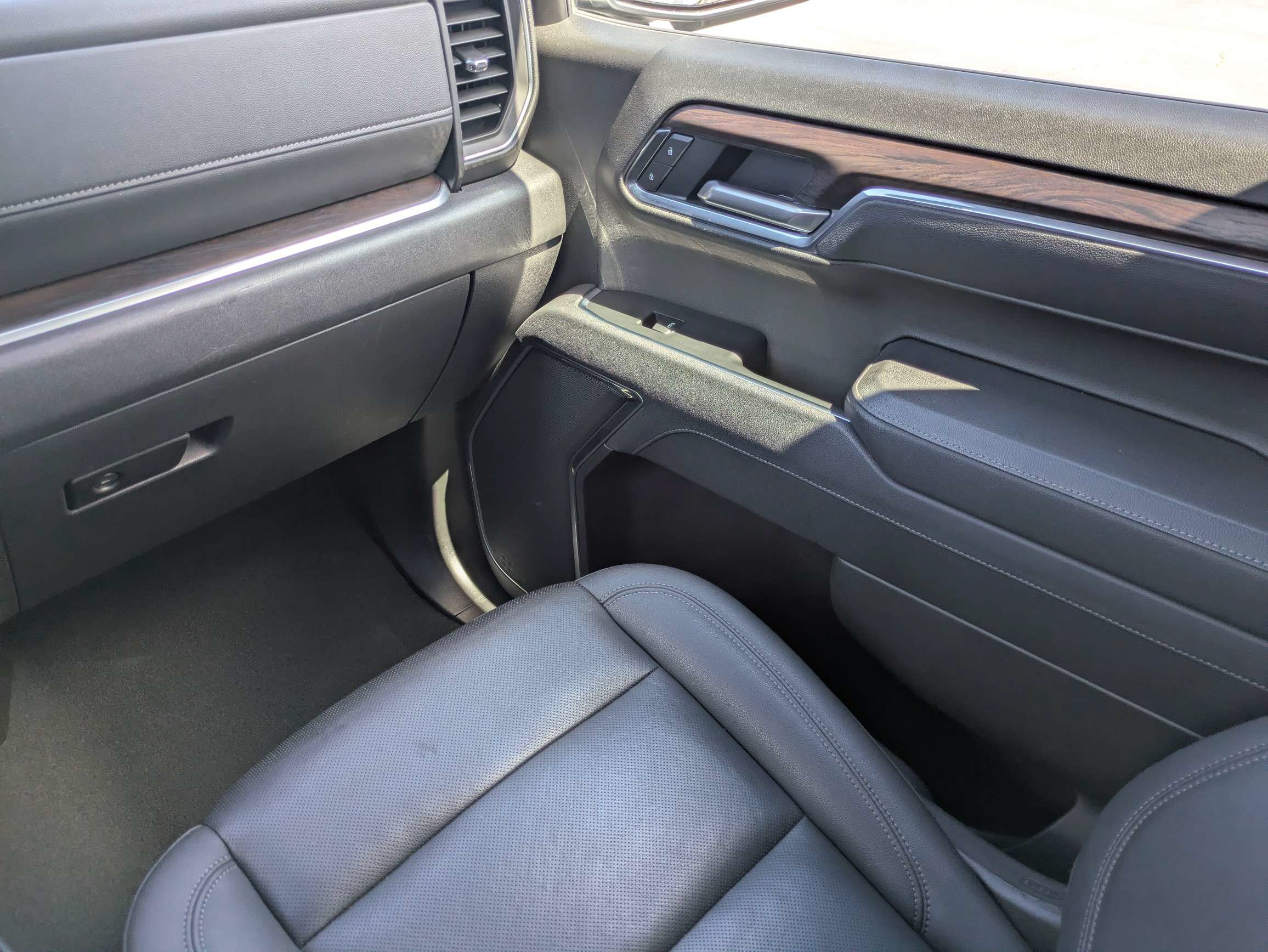 Certified 2025 GMC Sierra 1500 SLT RWD image 9