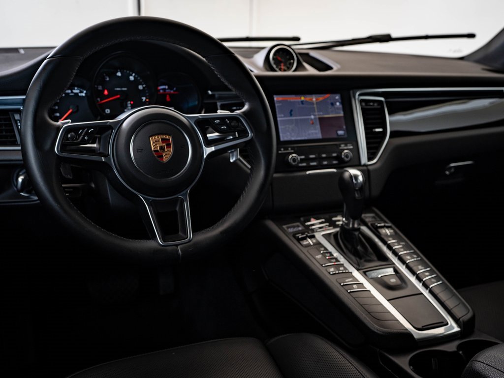 Certified 2018 Porsche Macan image 4