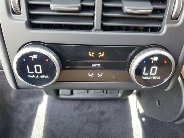 Used 2024 Land Rover Discovery Dynamic SE image 13