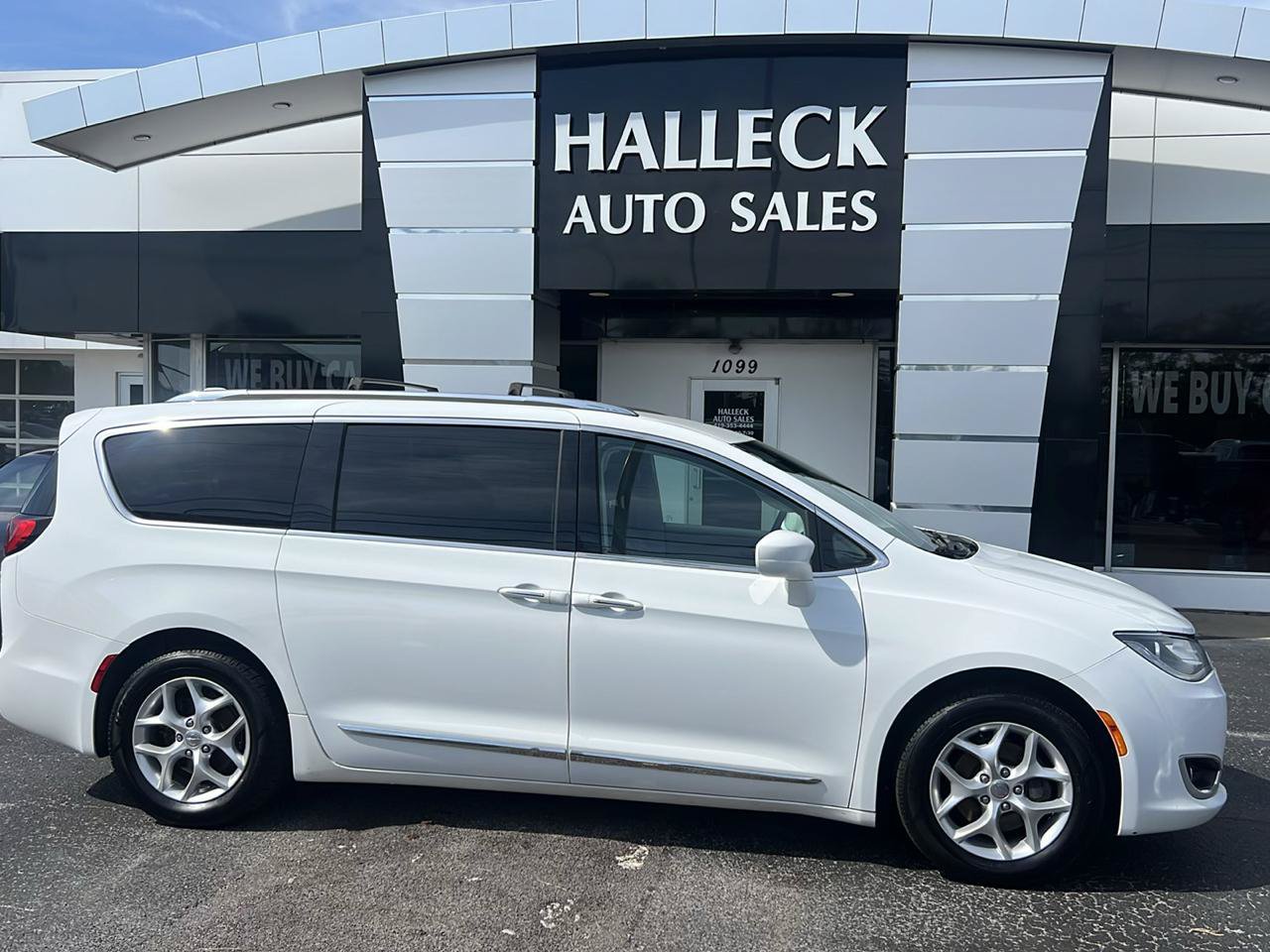 Used 2017 Chrysler Pacifica Touring-L Plus w/ Tire & Wheel Group FWD image 1
