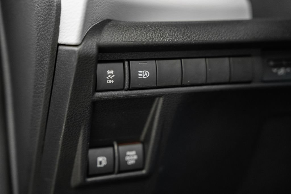 Used 2025 Toyota Sienna LE FWD image 38
