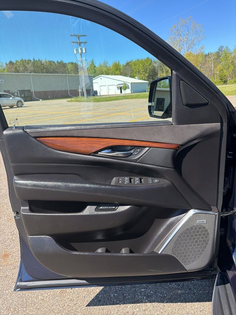 Used 2017 Cadillac Escalade ESV Premium Luxury AWD/4WD image 6