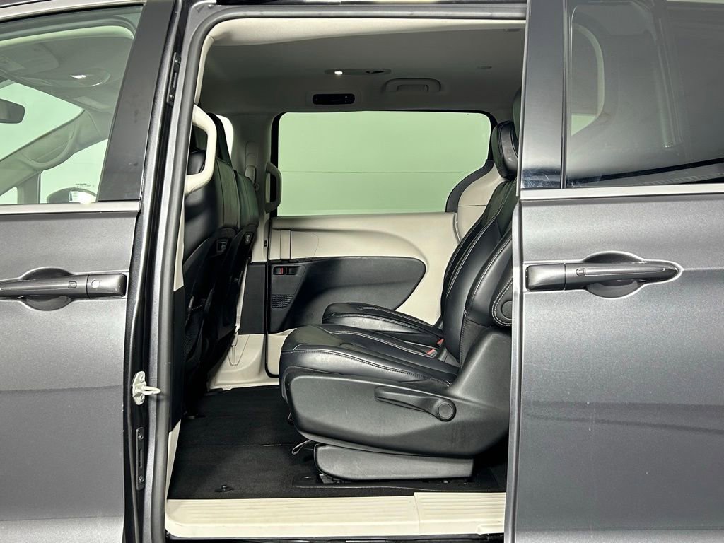 Used 2023 Chrysler Pacifica Touring-L image 16