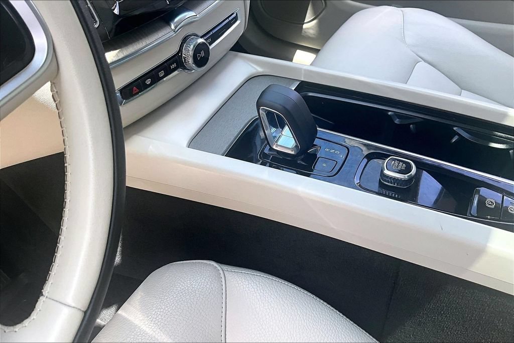 Certified 2024 Volvo XC60 B5 Plus w/ Protection Package Premier AWD/4WD image 19