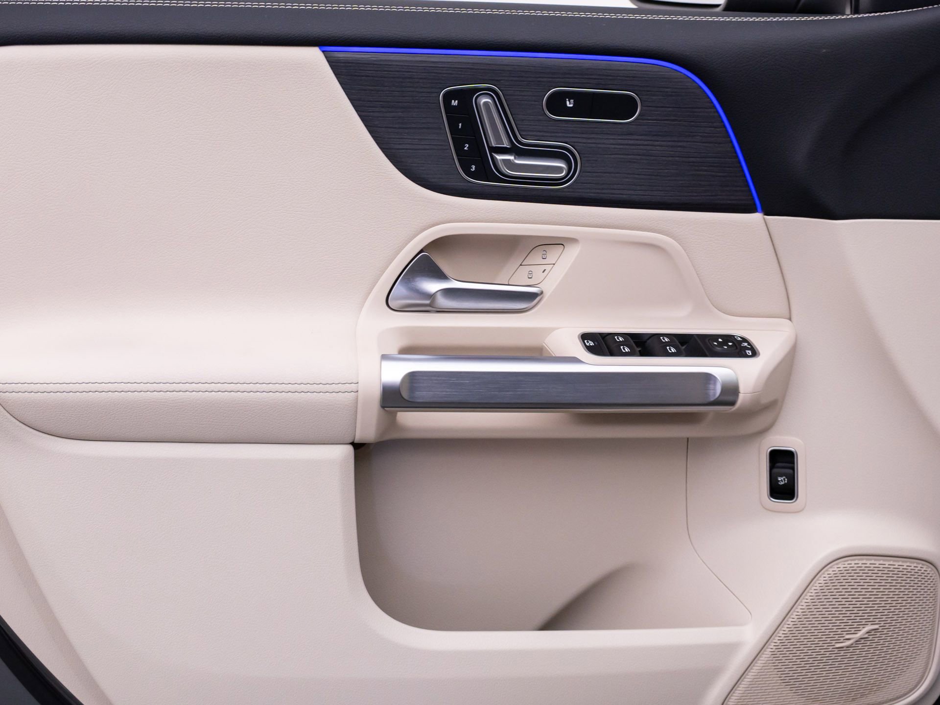 Certified 2023 Mercedes-Benz EQB 300 4MATIC w/ Exclusive Package image 15