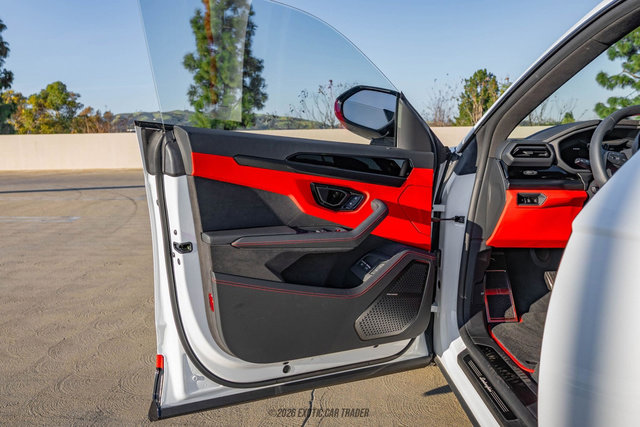 Used 2025 Lamborghini Urus SE AWD/4WD image 44
