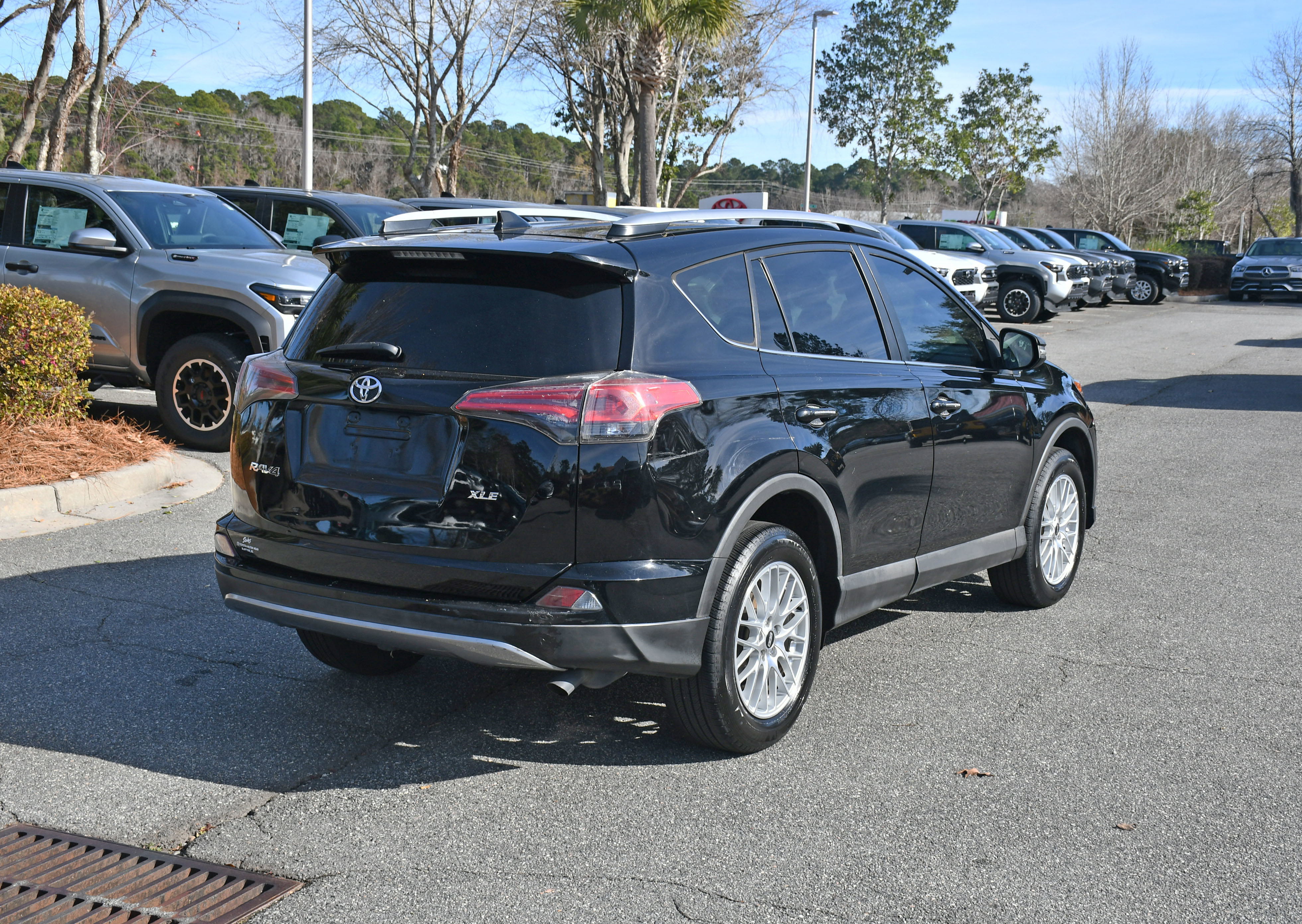 Used 2017 Toyota RAV4 XLE image 4