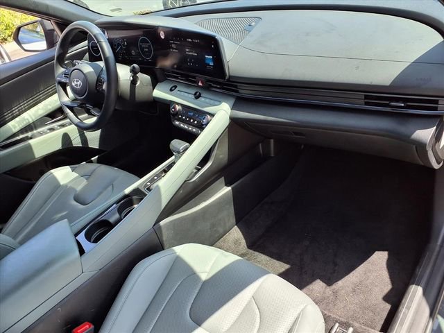 Used 2025 Hyundai Elantra Limited image 27