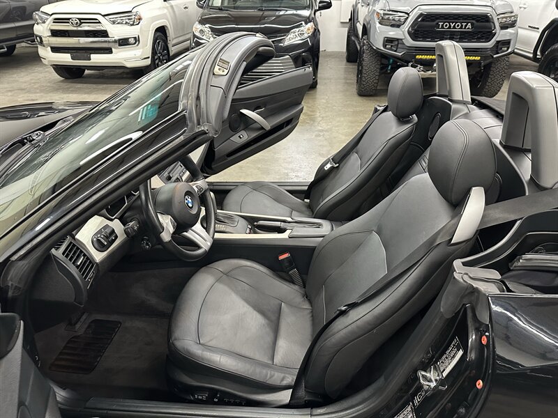 Used 2005 BMW Z4 3.0i RWD image 11