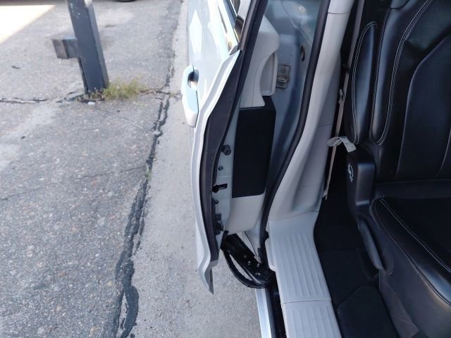 Used 2024 Chrysler Pacifica Touring-L FWD image 29