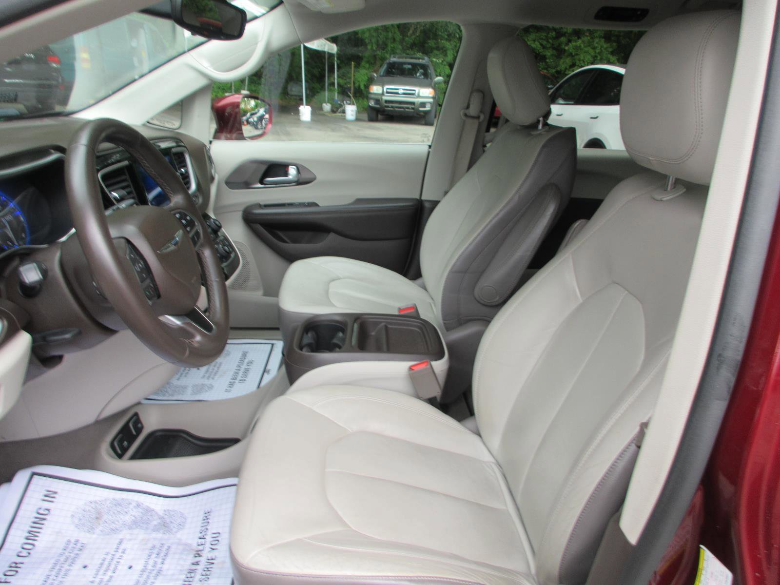 Used 2017 Chrysler Pacifica Touring-L FWD image 14