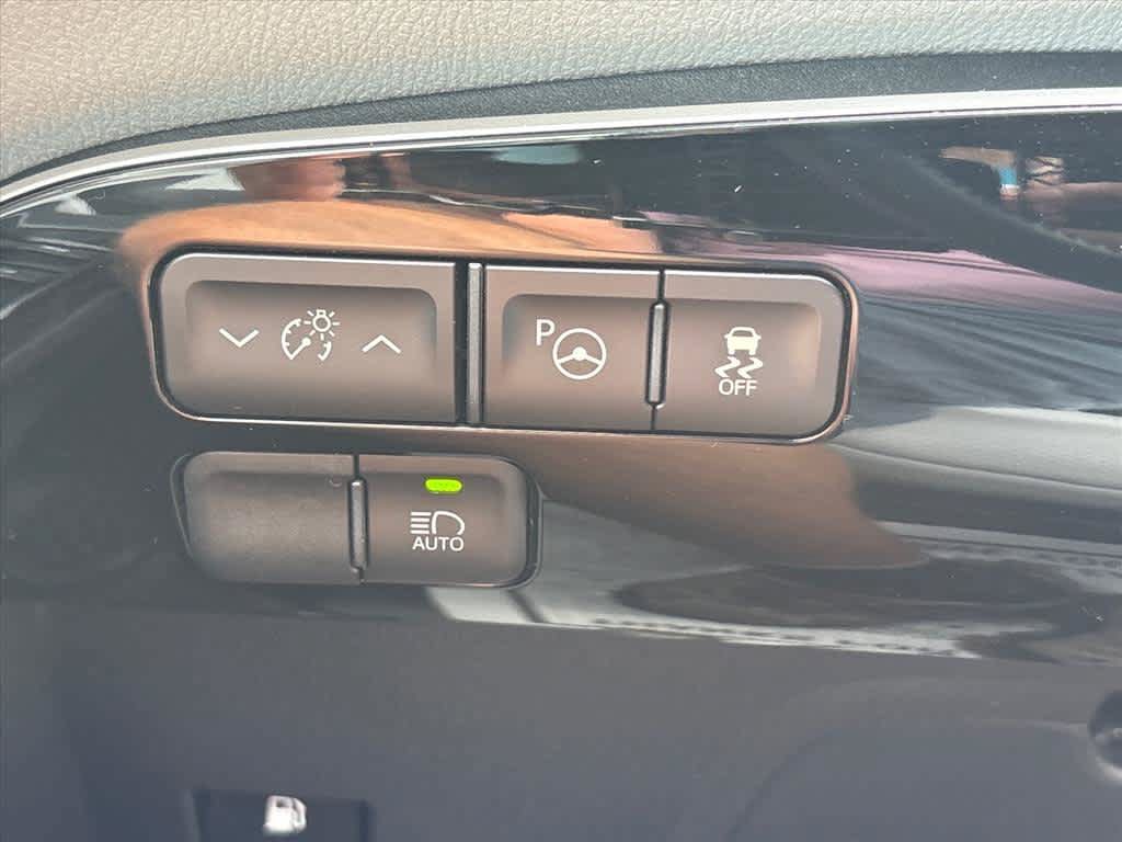Used 2018 Toyota Prius Three Touring FWD image 19