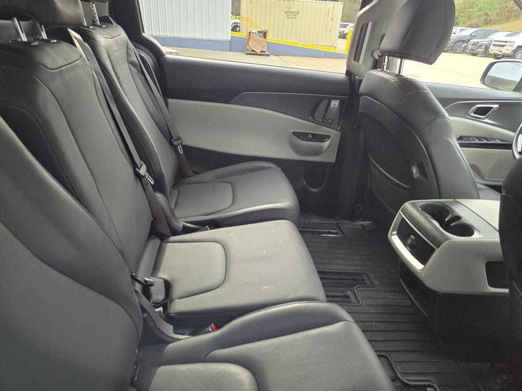 Used 2024 Kia Carnival LX image 12