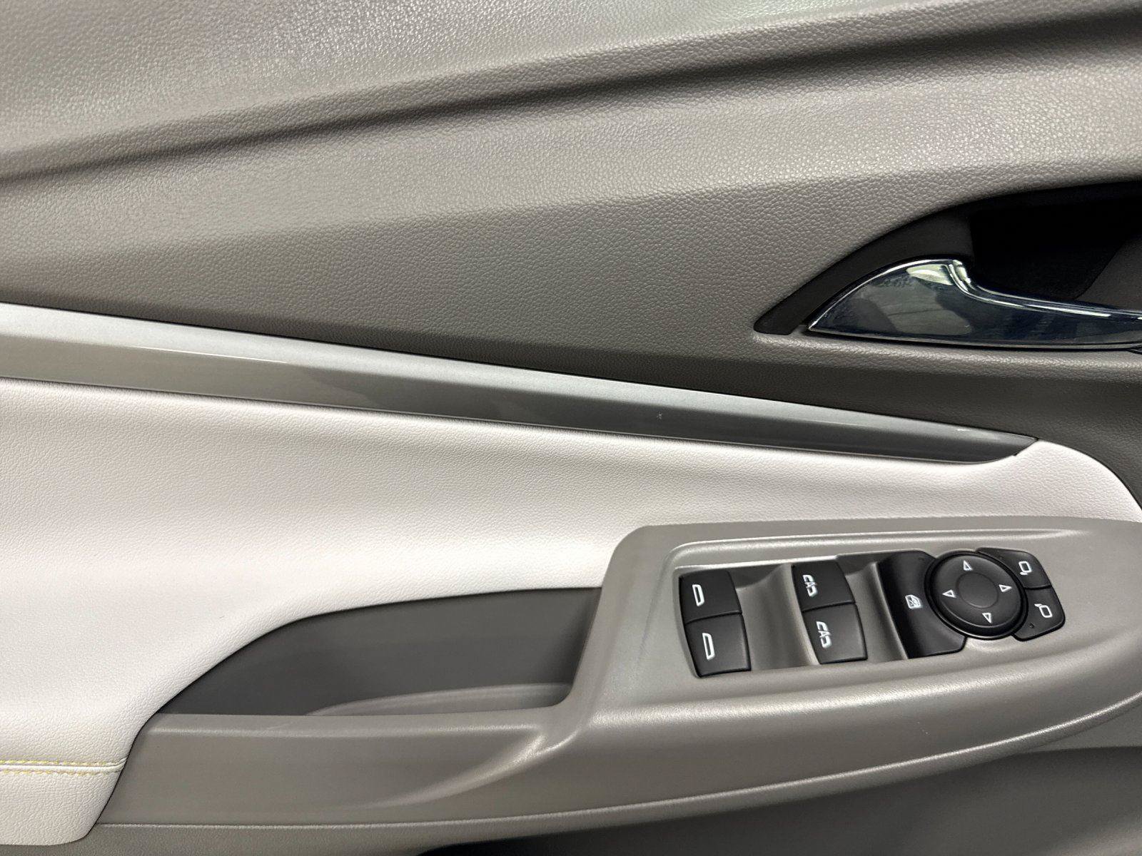 Used 2022 Chevrolet Bolt EUV Premier w/ Sun & Sound Package FWD image 10