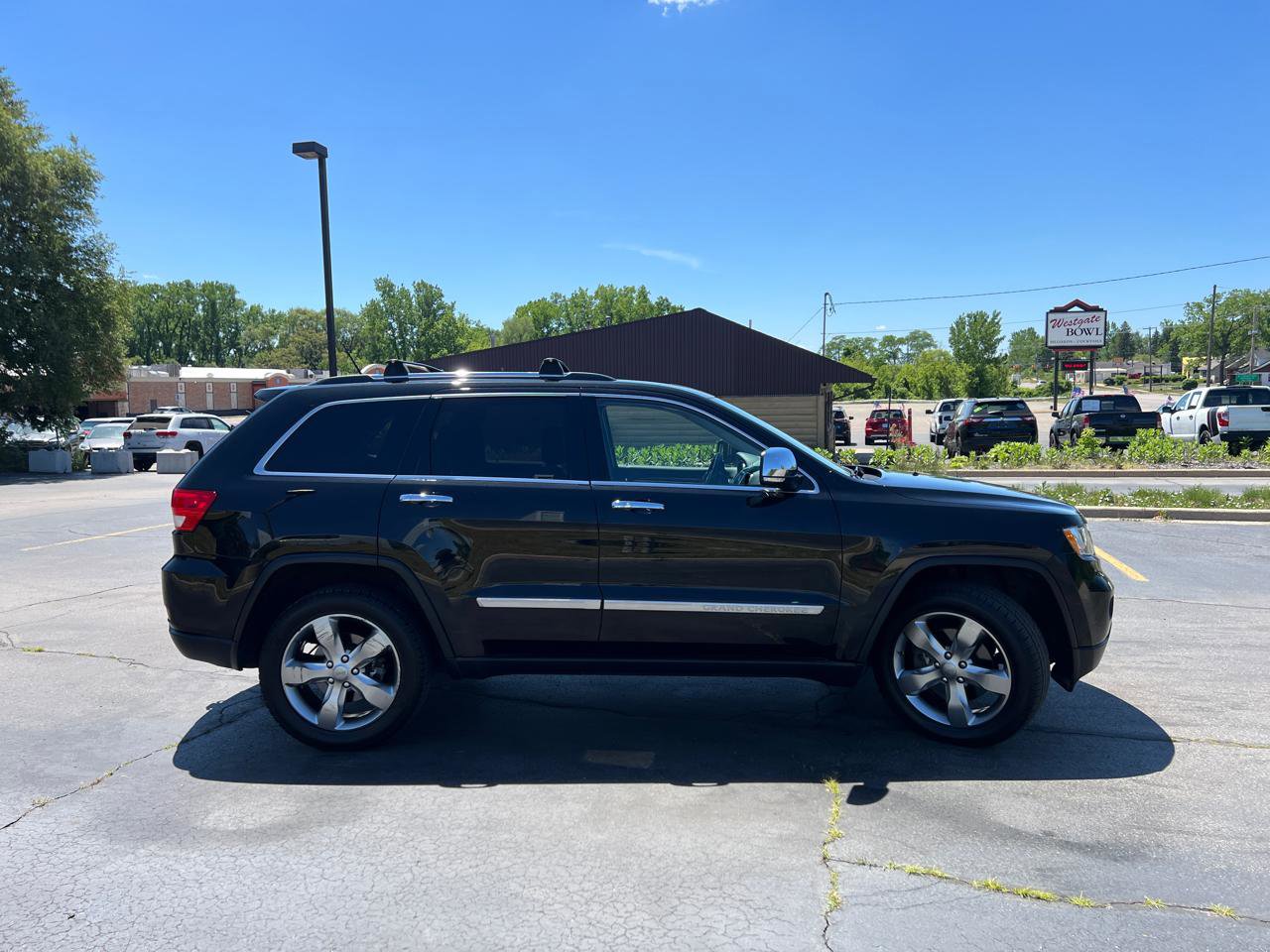 Used 2013 Jeep Grand Cherokee Overland w/ Advance Technology Group AWD/4WD image 10